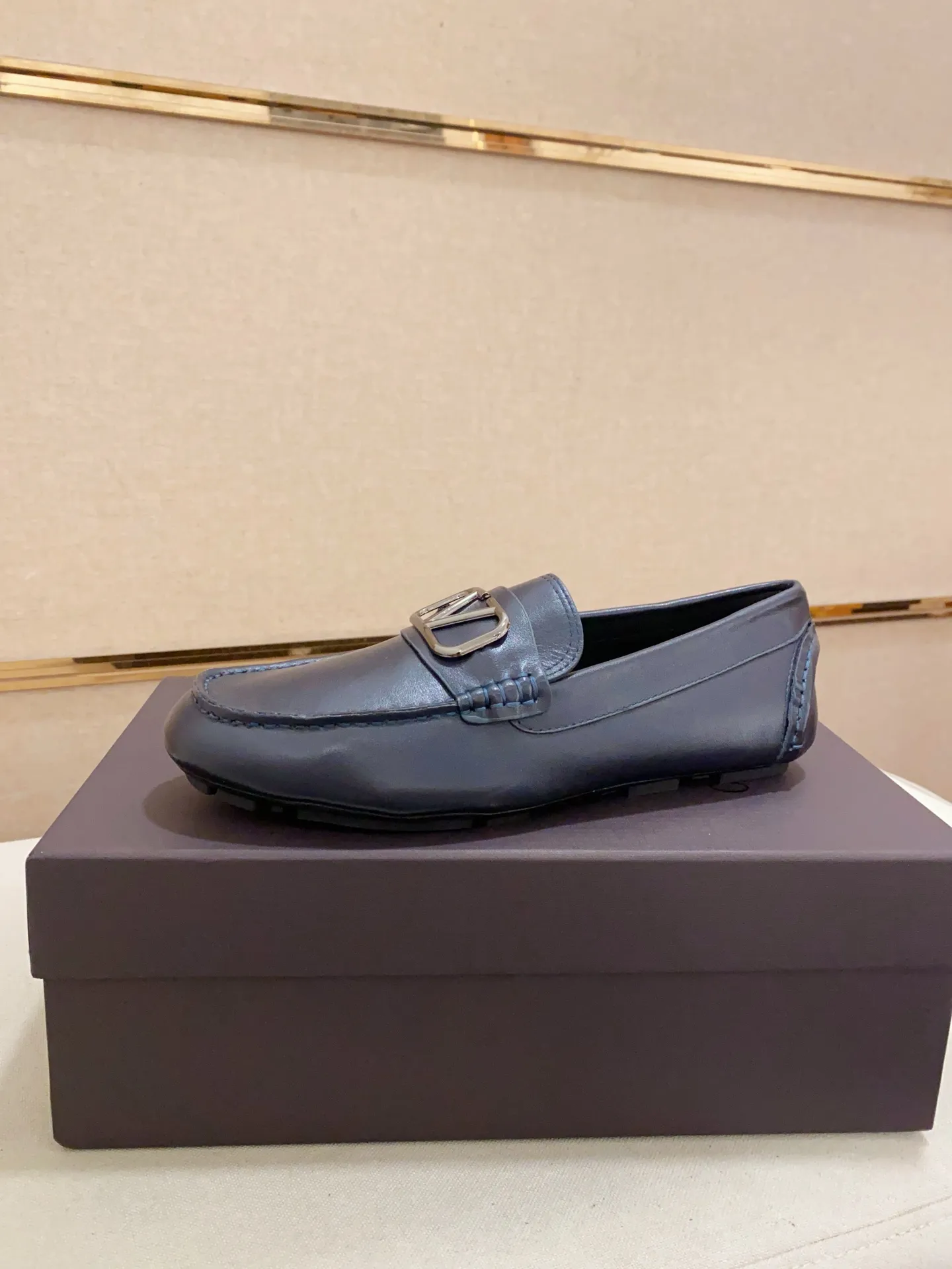 Men's shoes💰: 680💰VALENTINO, made of imported cowhide with imported water-dyed cowhide lining, iconic hardware and iconic wear-resistant outsole. 38-44. 45 VALENTINO packaging can be customized to enjoy the brand’s iconic product packaging